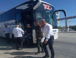 Yolcu Otob�s� Kamyonetle �arp��t�